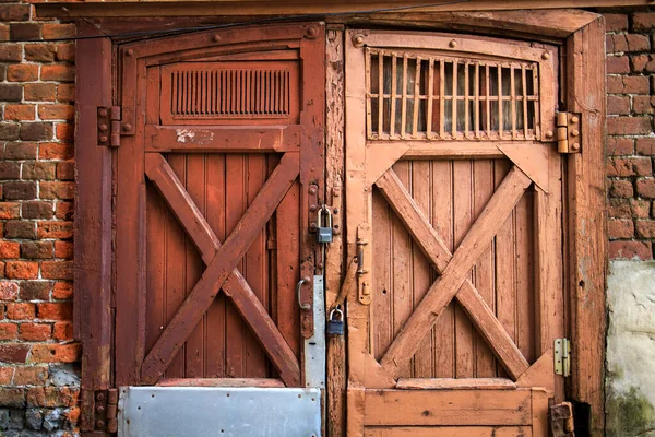 Stare Drzwi Stodoły Obierającą Się Farbą Dwoma Dużymi Metalowymi Zamkami — Zdjęcie stockowe