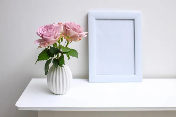 Uma Rosa Púrpura Pálida Vaso Canelado Branco Moldura Com Espaço — Fotografia de Stock