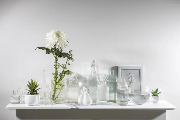 Weiße Chrysanthemen Einer Glasvase Mit Flaschen Unterschiedlicher Formen Mit Wasser — Stockfoto