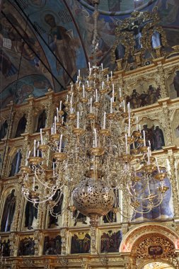 SERGIYEV POSAD, RUSSIA - 19.05.2021: The Dormition Church Trinity Lavra of St. Sergius, Assumption Cathedral 'in içi. Eski simgelerle azizleri ve simgeleri tasvir eden freskleri olan duvarlar.