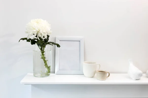 玻璃瓶里的大菊花 附有文字的相框 两个瓦楞纸杯 桌上摆放着咖啡和雀鸟的陶瓷雕像 办公室装修 复制空间 — 图库照片