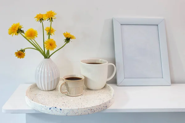 Beyaz Flütlü Vazoda Bir Buket Karahindiba Iki Farklı Boyutta Kahve — Stok fotoğraf