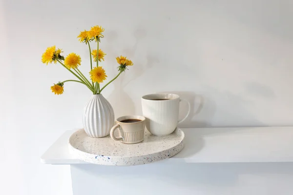 Bouquet Dandelions White Fluted Vase Two Cups Different Sizes Coffee — Stock Photo, Image