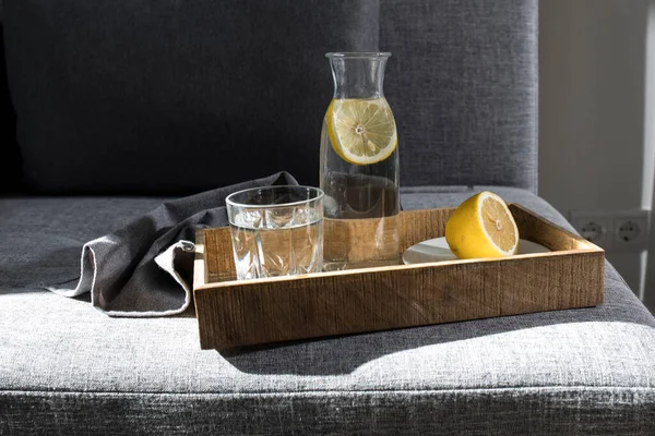 Ein Erfrischendes Glas Wasser Eine Flasche Wasser Und Eine Zitronenscheibe — Stockfoto