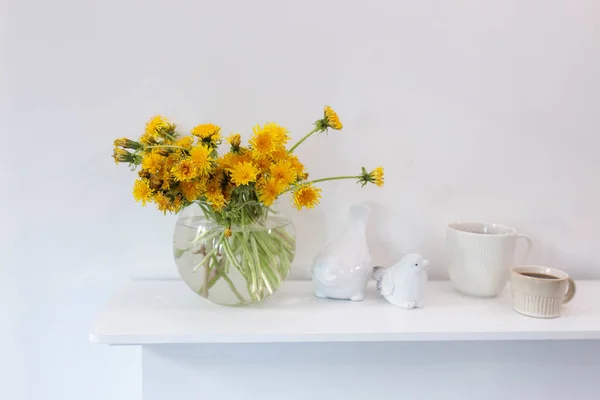 Bouquet Dandelions White Fluted Vase Two Cups Different Sizes Coffee — Stock Photo, Image