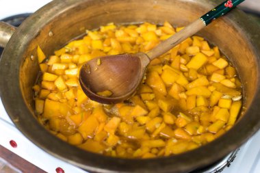 Limonlu balkabağı reçeli ve gazlı fırında bakır leğen.