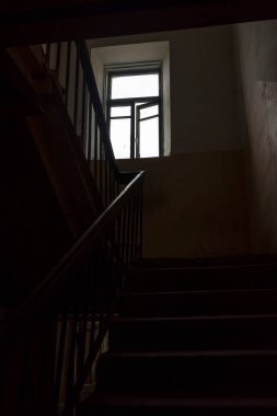 Girişteki karanlık pencere başka bir gerçekliğe çıkış olarak kullanılıyor. Hüzünlü