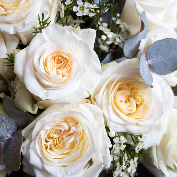 オレンジと白のバラ ワックスフラワー ユーカリの結婚式の花束 — ストック写真