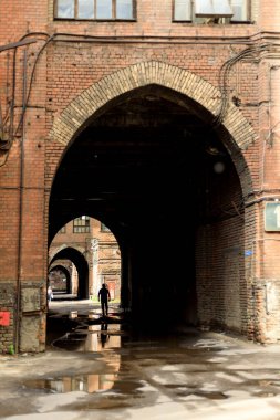 Moskova, Rusya - 12 Haziran 2021, Electrozavod fabrikasının birçok kapısına sahip avlu.