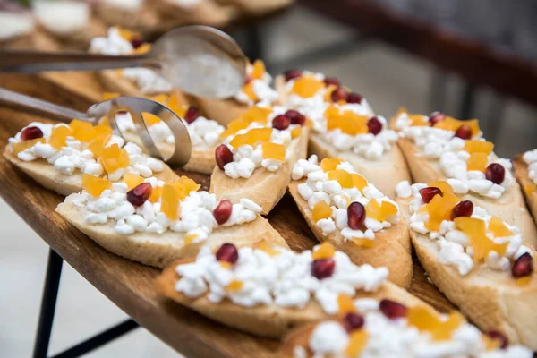 Sandwiches Mit Grobkörnigem Hausgemachtem Quark Mandarinenstücken Und Granatapfelkernen Buffet Morgen — Stockfoto