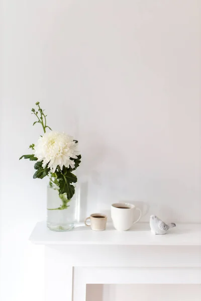 Eine Große Chrysantheme Einer Glasvase Zwei Geriffelte Tassen Kaffee Und — Stockfoto