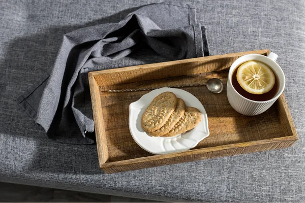 Eine Weiße Tasse Tee Mit Zitrone Ein Langer Kochlöffel Mit — Stockfoto