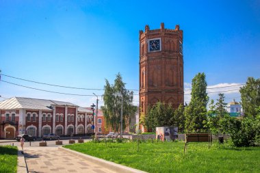 Yelets, Lipetsk bölgesi, Rusya - 17 Haziran 2021. Yelets çanları öyle. Şehrin sembollerinden biri de bu. Su kulesi 1868 'de inşa edilmiş, çanlar 1974' te ortaya çıkmış. Şehir Saat Kulesi