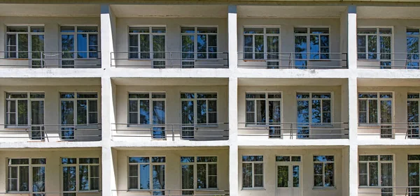 Fragment Einer Fassade Eines Gebäudes Mit Balkon Mit Tisch Und — Stockfoto