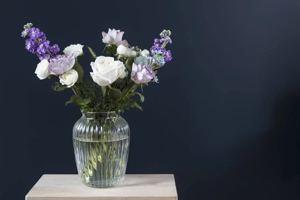 Bouquet Von Hackelia Velutina Lila Und Weißen Rosen Kleinen Teerosen — Stockfoto