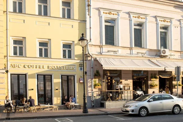 Moscou Rússia Junho 2021 Pessoas Sentam Mesas Rua Bebem Café — Fotografia de Stock