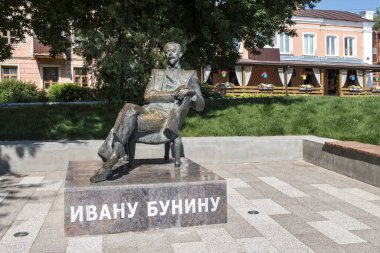 Yelets, Lipetsk bölgesi, Rusya - 7 Haziran 2021. Ivan Bunin - Rus yazar, şair, 1933 Nobel Edebiyat Ödülü sahibi. Heykel 1996 yılında açıldı, heykeltıraş Grishko.