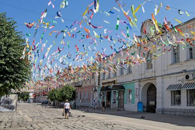 Yelets, Lipetsk bölgesi, Rusya - 7 Haziran 2021, eski ticaret kasabasının merkezi yaya sokağı. Yayaların üzerinde çelenk gibi çok renkli kurdeleler var..