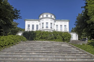 BOGORODITSK, TULA OBLAST, Rusya - 25 HAZİRAN 2021. Bogoroditsk şehrindeki Kont Bobrinsky sarayı. Lev Tolstoy 'un Anna Karenina romanındaki Vronsky malikanesinin bir prototipi.