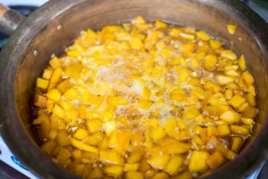 Limonlu balkabağı reçeli ve gazlı fırında bakır leğen.