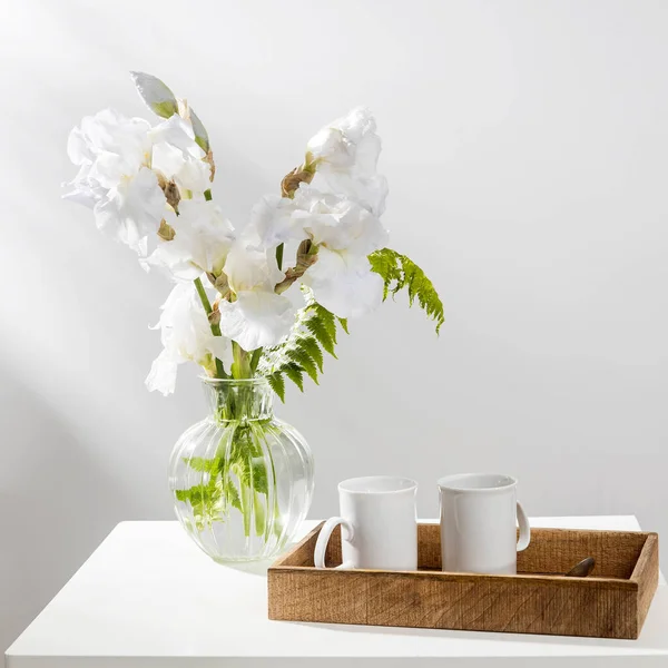 Bouquet Three White Irises Fern Transparent Vase Table Two Ceramic — Stock Photo, Image