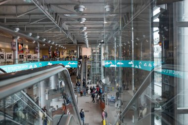 Moskova, Rusya - 03 05 2021: Moskova Domodedovo Havaalanı, Rusya 'nın en büyük havaalanlarından biridir. Tıbbi maskeli insanlar uçağın kalkmasını bekliyor..