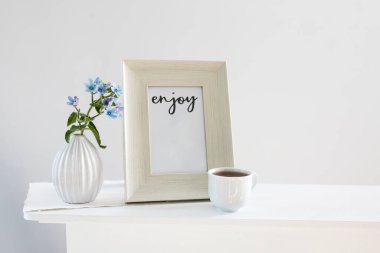 70 'lerin tarzında beyaz flüt vazosundaki çiçek hackelia velutina üzerinde 