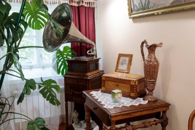 BOGORODITSK, TULA OBLAST, Rusya - 25 HAZİRAN 2021. Bogoroditsk şehrindeki Kont Bobrinsky sarayı. Müzenin içi gramofon, plaklar, teneke sürahi, kumar masası ve bir kadın portresi ile dolu..