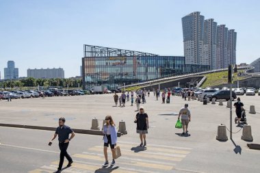 Moskova, Rusya - 10 Temmuz 2021, yeni CSKA metrosunun girişi. İnsanlar Aviapark 'taki popüler iş merkezine gidiyor.