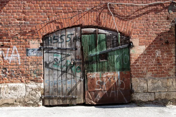 Viejas Puertas Granero Con Pintura Pelada Con Dos Grandes Cerraduras —  Fotos de Stock