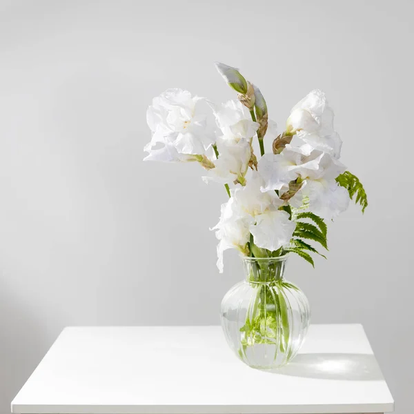 Bouquet Three White Irises Fern Transparent Vase Table — Stock Photo, Image