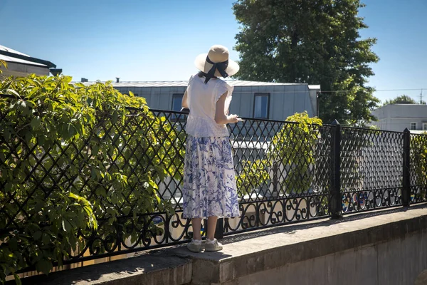 Dziewczyna Słomkowym Kapeluszu Długiej Sukience Rysuje Szkic Starych Domów Moskwie — Zdjęcie stockowe