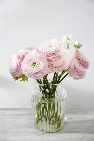 Букет Бледно Розовых Персидских Лютиков Стеклянной Вазе Столе Заднем Плане — стоковое фото