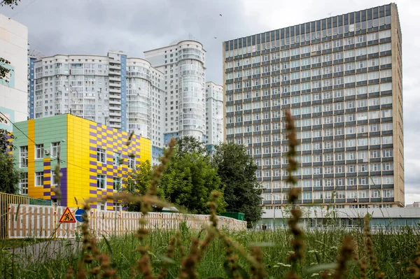 Moskwa Rosja Lipca 2021 Nowoczesne Budynki Mieszkalne Przedszkole Południowo Zachodniej — Zdjęcie stockowe