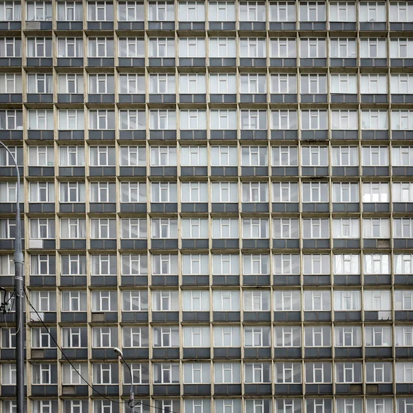 现代办公大楼玻璃和砂岩立面的碎片 现代建筑立面的广泛的抽象碎片 现代玻璃和石制立面景观 七十年代建造的板房 — 图库照片
