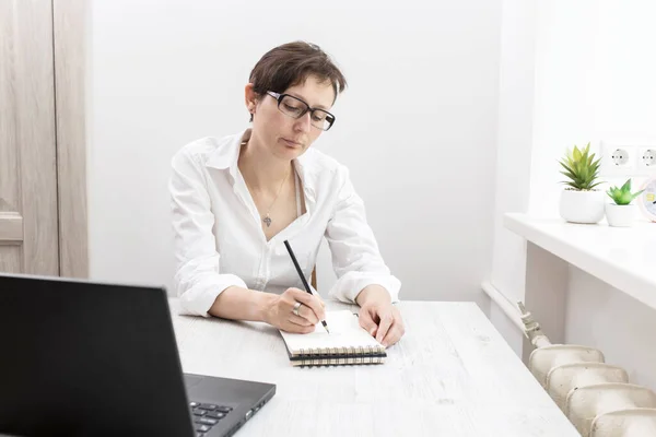 Mujer Mediana Edad Con Morena Pelo Corto Gafas Trabaja Portátil — Foto de Stock