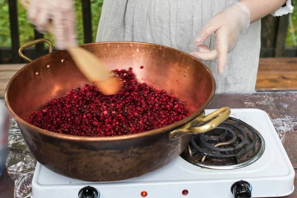 Cozinhar Compota Lingonberry Finlandesa Com Especiarias Uma Bacia Cobre Fogão — Fotografia de Stock