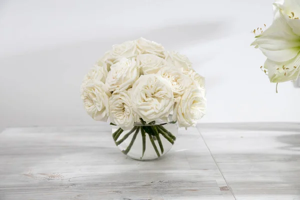 白色的玫瑰 百合花在桌子上的圆形花瓶里 作为厨房装饰的特殊场合 复制空间 正方形框 — 图库照片