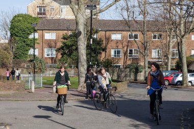 Londra, İngiltere - Kasım 2019, Kolombiya karayolu çiçek pazarından bisikletle çıkan üç kız