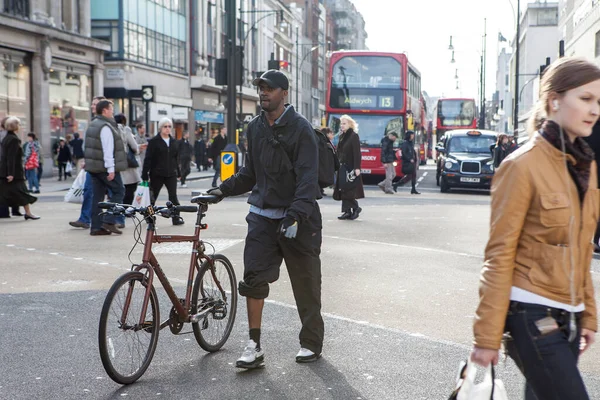 London 2019 Szeptember Emberek Kerékpárral Egy Középkorú Férfi Biciklivel Átmegy — Stock Fotó