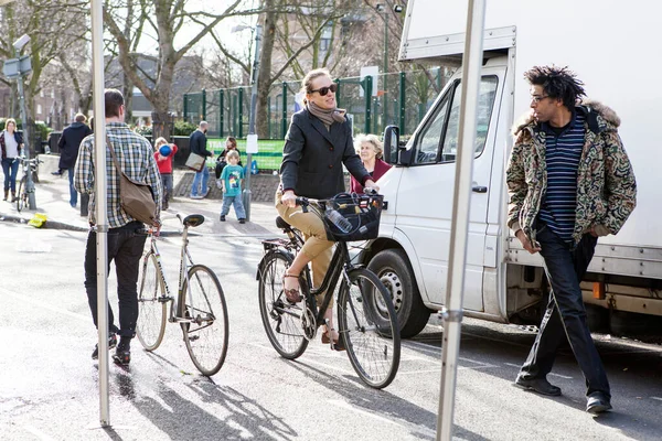 Londen Verenigd Koninkrijk September 2019 Mensen Met Fietsen Een Vrouw — Stockfoto