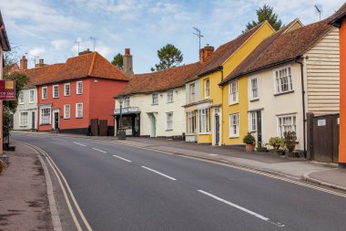 Dunmow, Essex, İngiltere - Eylül 2019, Great Dunmow Essex 'in kuzeybatısında bulunan antik bir pazar kasabasıdır. Geleneksel İngiliz eski caddesi, iki katlı renkli evler ve fayanslı çatılar.