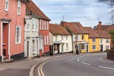Dunmow, Thaxted, Essex, İngiltere - Eylül 2019, Great Dunmow Essex 'in kuzeybatısında bulunan antik bir pazar kasabasıdır. Geleneksel İngiliz eski caddesi, iki katlı renkli evler ve fayanslı çatılar.