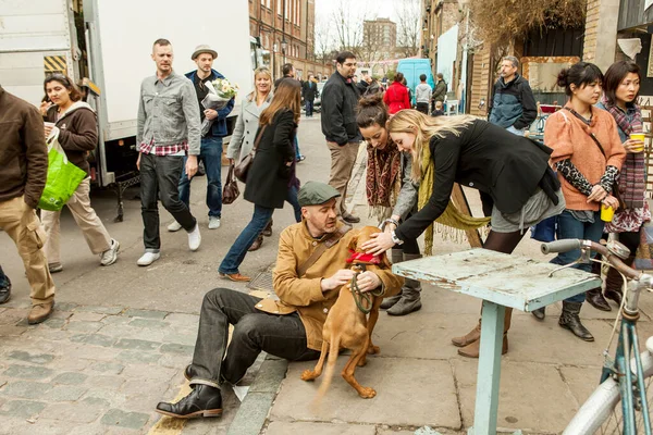 London November 2019 Girls Petting Dog Crowd Walking Sunday Market — Stock Photo, Image