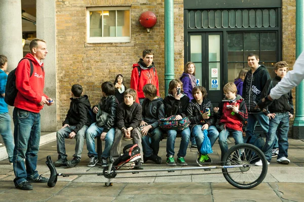 Londres Reino Unido Novembro 2019 Uma Multidão Meninos Senta Banco — Fotografia de Stock