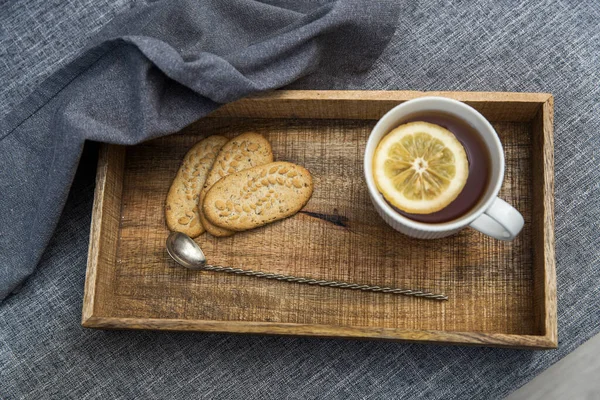 Uma Xícara Chá Branco Com Limão Uma Colher Cuproníquel Longa — Fotografia de Stock