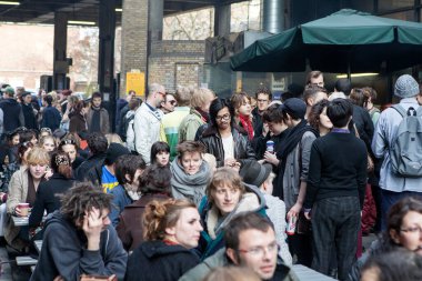 Londra, İngiltere - Eylül 2019, Pazar günü Kafe 1001 yakınlarındaki tuğla şeridi pazarında yoğun bir saat. Erkekler ve kadınlar kahve içip masalarda sohbet ediyorlar.