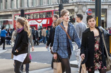 Londra, İngiltere - Kasım 2019, İnsanlar ana alışveriş caddesi Oxford Caddesi 'nde trafiğin en yoğun olduğu saatte karşıdan karşıya geçiyor.