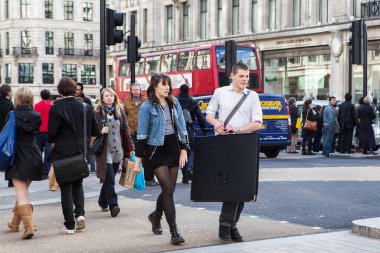 Londra, İngiltere - Kasım 2019, İnsanlar ana alışveriş caddesi Oxford Caddesi 'nde trafiğin en yoğun olduğu saatte karşıdan karşıya geçiyor.