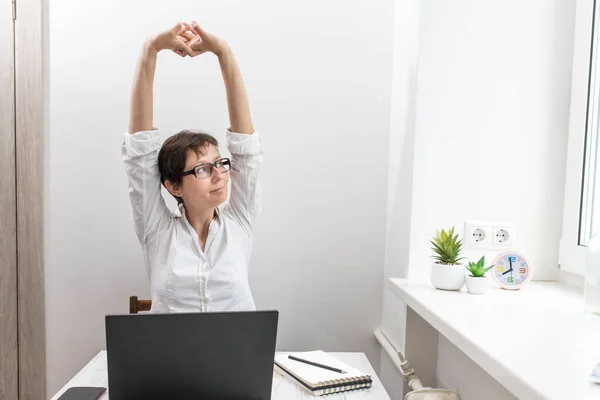 Frau Mittleren Alters Mit Kurzhaariger Brünette Mit Brille Arbeitet Einem — Stockfoto